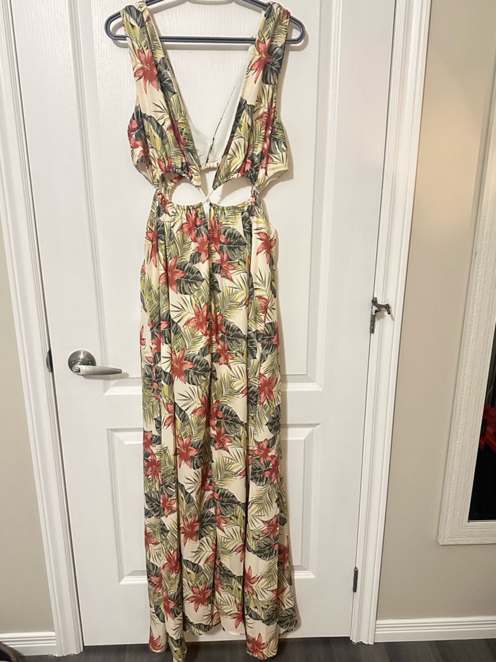 NWOT Salty Weekend Tropical Floral Sexy Cut-Out Maxi Dress Boho Vacation Chic - Picture 12 of 12